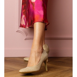 Bombas de oro en un acabado de brocado dorado 1 Bombas de oro en un acabado de brocado dorado 1