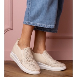 Zapatillas beige para mujeres con circones en una cuña oculta 2