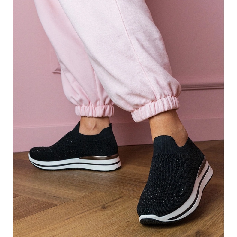 Zapatillas de deporte para mujeres negras en la plataforma con circones negro 1