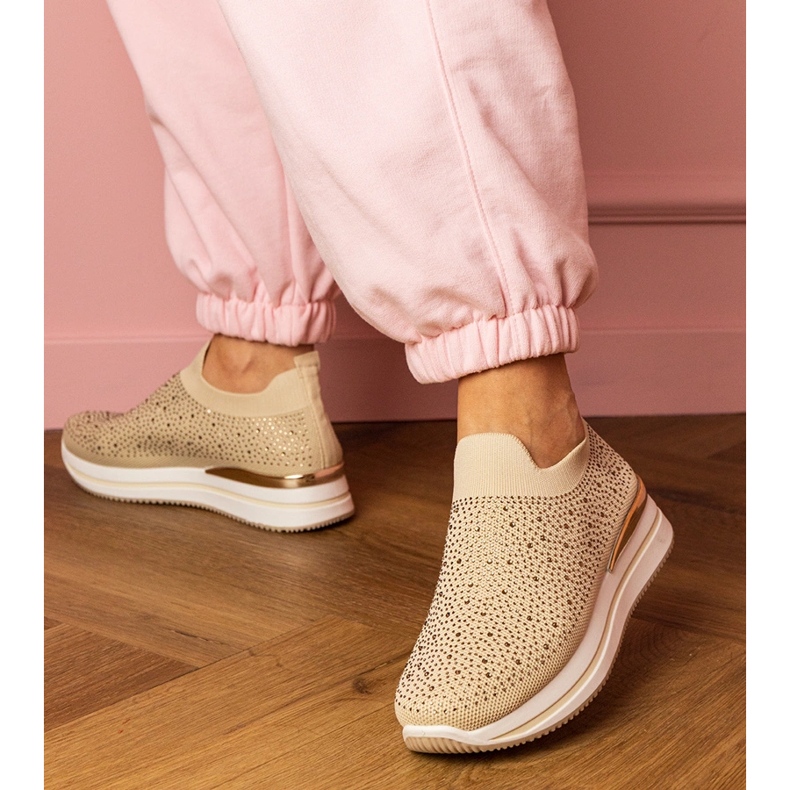 Zapatillas beige para mujeres en la plataforma con circones 1 Zapatillas beige para mujeres en la plataforma con circones 1