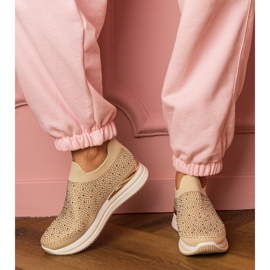 Zapatillas beige para mujeres en la plataforma con circones 2