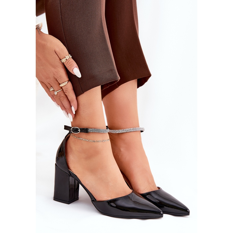 Bombas pintadas con dedos puntiagudos en el poste negro 2