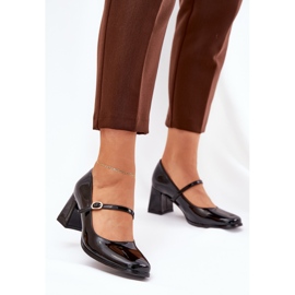 Bombas pintadas en el poste con un cinturón y hebilla de negro 2