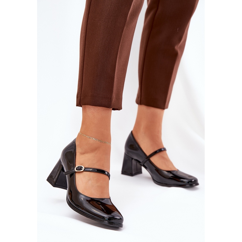 Bombas pintadas en el poste con un cinturón y hebilla de negro 2