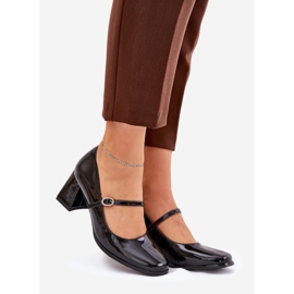 Bombas pintadas en el poste con un cinturón y hebilla de negro 1