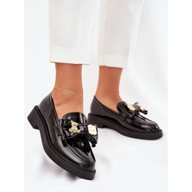 Mocasines pintados con arco y un broche negro decorativo 2