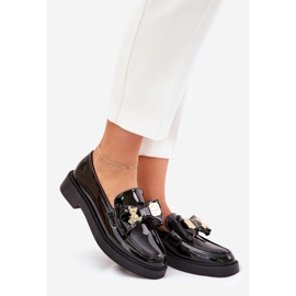 Mocasines pintados con arco y un broche negro decorativo 1