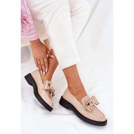 Mocasines pintados con un arco y un broche beige decorativo 7