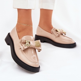 Mocasines pintados con un arco y un broche beige decorativo 2