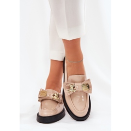Mocasines pintados con un arco y un broche beige decorativo 3