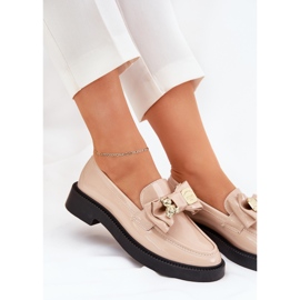 Mocasines pintados con un arco y un broche beige decorativo 6
