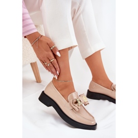 Mocasines pintados con un arco y un broche beige decorativo 8