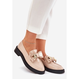 Mocasines pintados con un arco y un broche beige decorativo 1