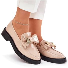 Mocasines pintados con un arco y un broche beige decorativo 9