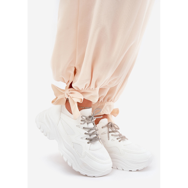 Zapatillas de deporte para mujeres en una plataforma decorativa de cordones blancos 1
