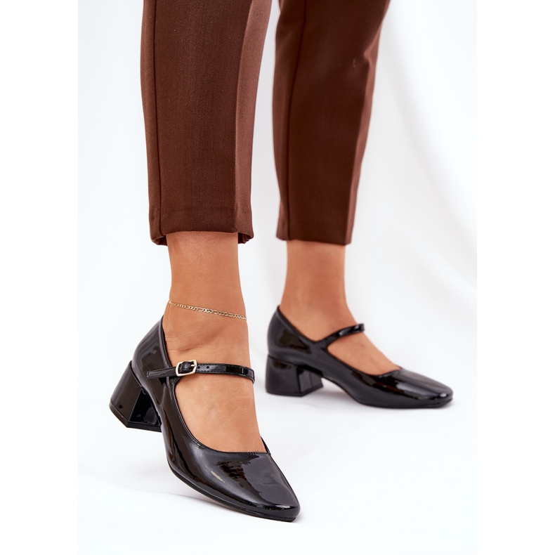 Bombas pintadas con cinturón y hebilla de negro 2