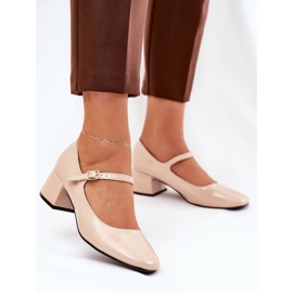 Bombas pintadas con un cinturón beige y hebilla 2 Bombas pintadas con un cinturón beige y hebilla 2