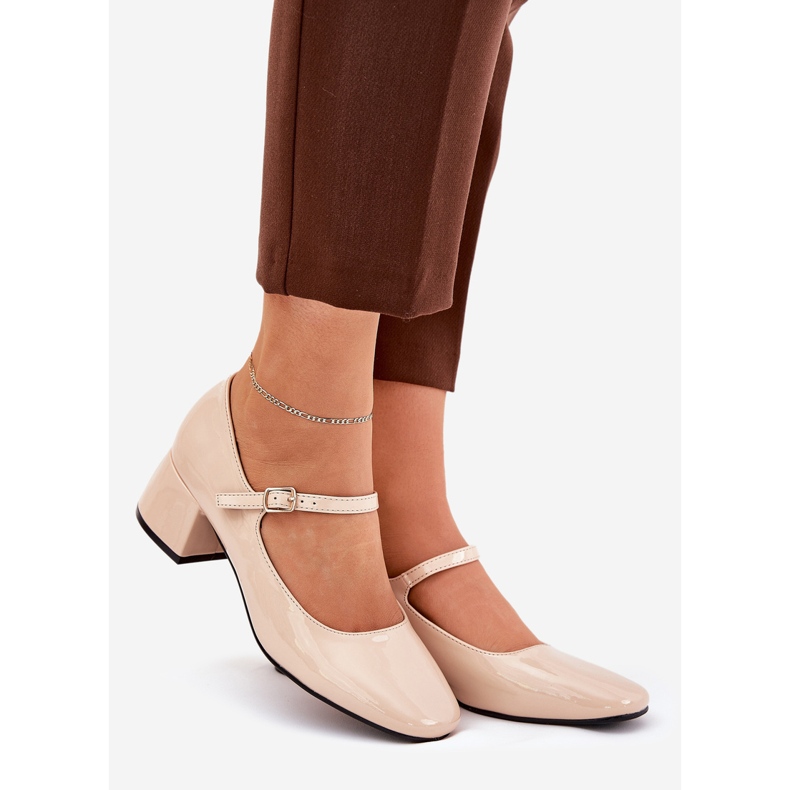 Bombas pintadas con un cinturón beige y hebilla 1 Bombas pintadas con un cinturón beige y hebilla 1