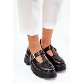 Zapatos pintados para mujeres con una abrazadera en la plataforma y tacones planos negros 5