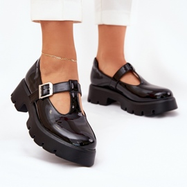 Zapatos pintados para mujeres con una abrazadera en la plataforma y tacones planos negros 2