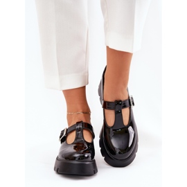 Zapatos pintados para mujeres con una abrazadera en la plataforma y tacones planos negros 6