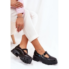 Zapatos pintados para mujeres con una abrazadera en la plataforma y tacones planos negros 8