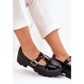 Zapatos pintados para mujeres con una abrazadera en la plataforma y tacones planos negros 9