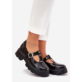 Zapatos pintados para mujeres con una abrazadera en la plataforma y tacones planos negros 1