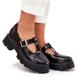 Zapatos pintados para mujeres con una abrazadera en la plataforma y tacones planos negros 10