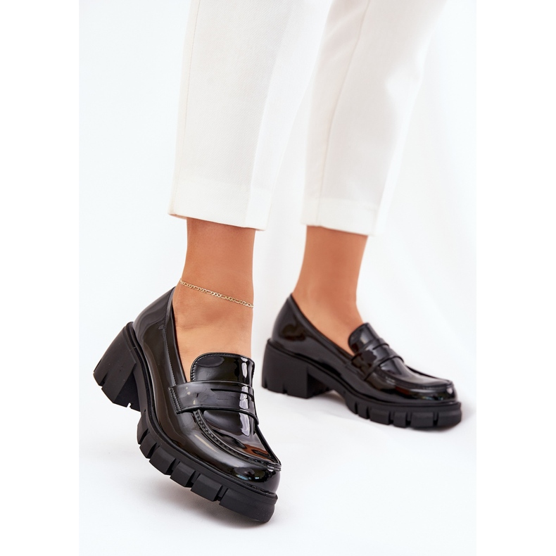 Zapatos de mujer pintados en un tacón masivo negro 2