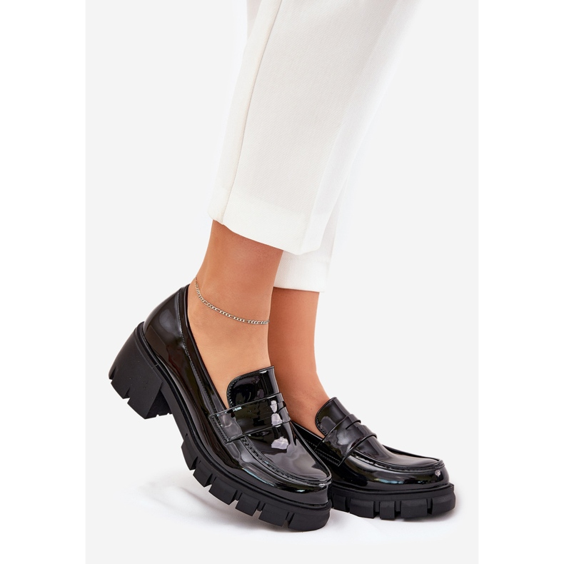 Zapatos de mujer pintados en un tacón masivo negro 1