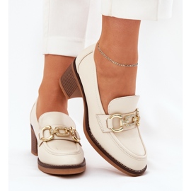 Zapatos de mujer con un detalle dorado con tacones beige 3