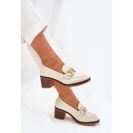 Zapatos de mujer con un detalle dorado con tacones beige 7