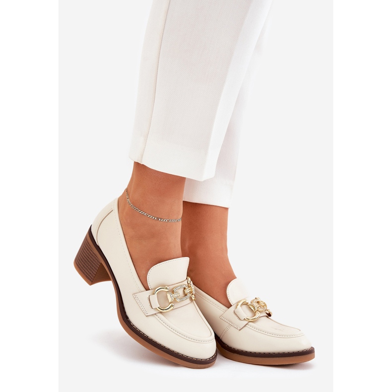 Zapatos de mujer con un detalle dorado con tacones beige 1