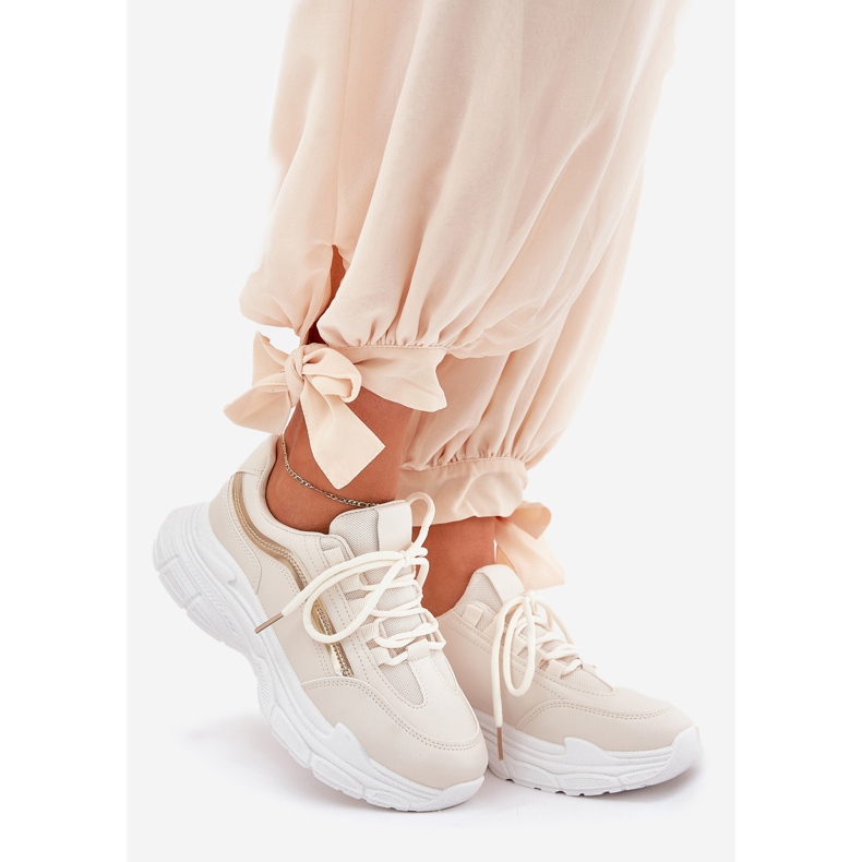 Zapatillas deportivas para mujeres con zapatillas en una suela beige gruesa 1