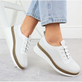 Zapatos de cuero para mujeres para cuñas blancas perforadas T.Sokolski W25-203 blanco 4