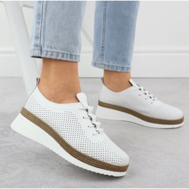 Zapatos de cuero para mujeres para cuñas blancas perforadas T.Sokolski W25-203 blanco 5