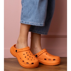 Naranja construida -up flip -flops en la plataforma 2