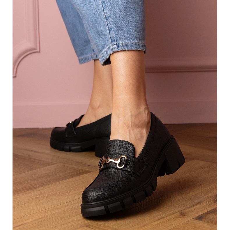 Zapatos negros en un poste bajo con una decoración dorada 1 Zapatos negros en un poste bajo con una decoración dorada 1