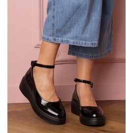 Zapatos negros barnizados en la plataforma 2