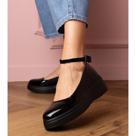Zapatos negros barnizados en la plataforma 1