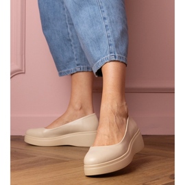 Zapatos beige en la plataforma ecológica 1