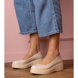 Zapatos con beige en la plataforma 1 Zapatos con beige en la plataforma 1