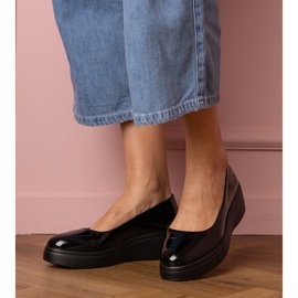 Zapatos negros barnizados en la plataforma 1