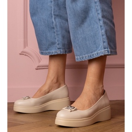 Zapatos beige en la plataforma con decoración de circón 1