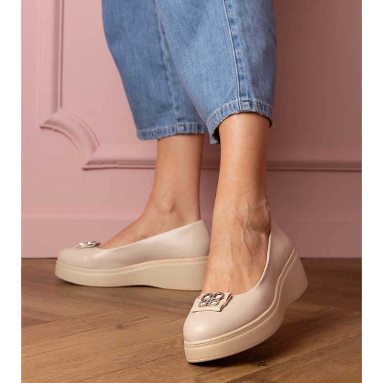 Zapatos beige en la plataforma con decoración de circón 2