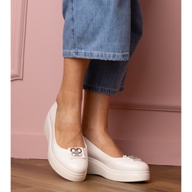 Zapatos blancos en la plataforma con decoración de circón 1 Zapatos blancos en la plataforma con decoración de circón 1