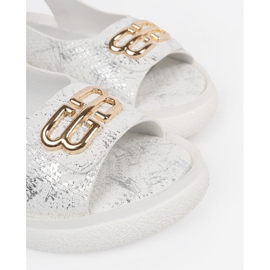 Goodin Sandalias planas blancas con un adorno blanco 1