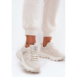 Evento Zapatillas deportivas de zapatillas femeninas en una suela beige gruesa 2