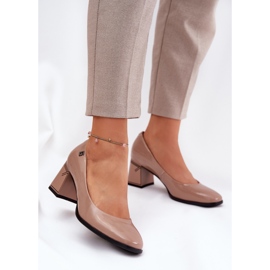 Bombas barnizadas de cuero en el pilar de beige Vinceza 91130 2